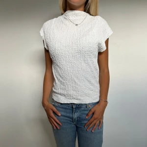 Vit blus/t-shirt - Jättesöt vit blus/t-shirt🌟 Slutsåld zara blus/t-shirt