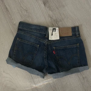 Lågmidjade shorts  - Lågmidjade Levis shorts som är klippta från jeans till shorts, helt nya! 