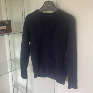 Selected /Homme Tröja  - Säljer för den samlar bara damm i garderoben och matchar inte några av mina outfits då jag ändrat stil. Storlek M men passar S-L. Priset är inte hugget i sten
