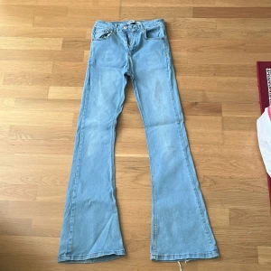 Highwaist flare jeans - Köpta utomlands (Nordmakedonien). Bra skick. lite slitna vid fötterna men inget problem. 