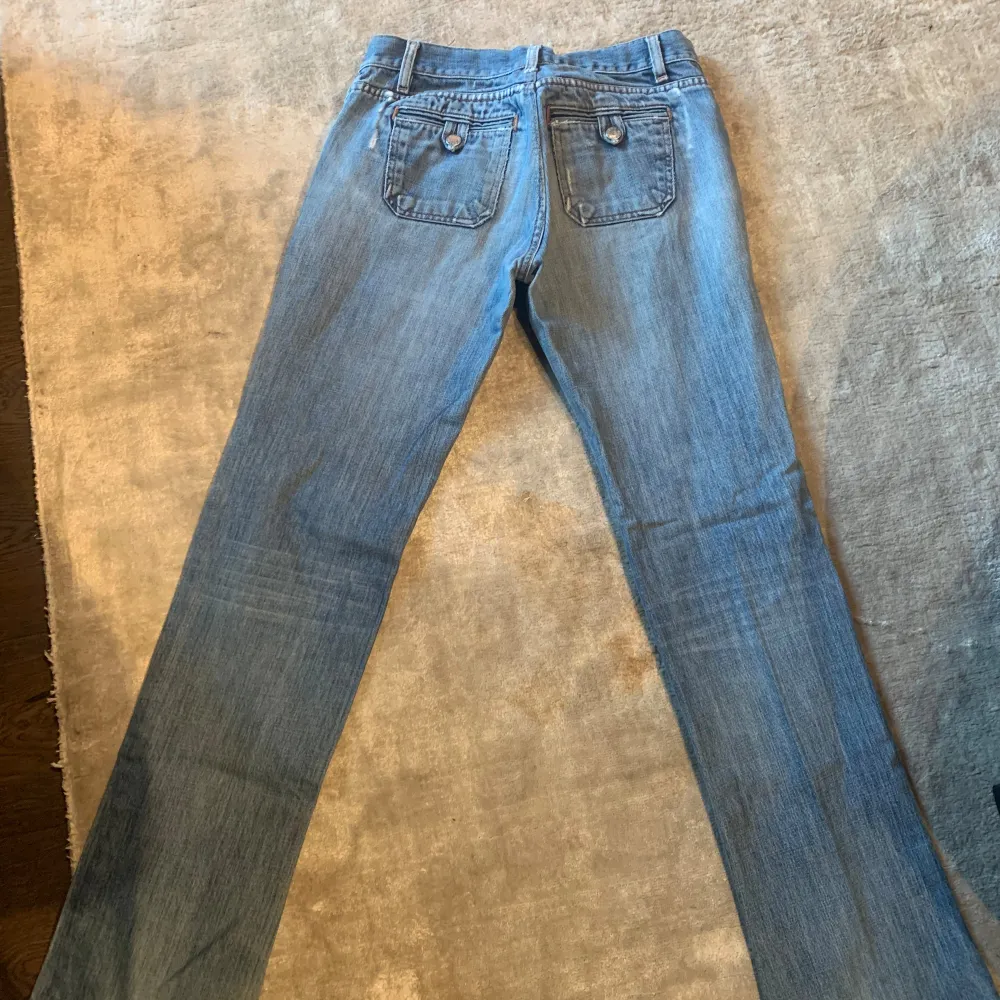 Säljer mina älskade Prada jeans!! . Farkut & Housut.