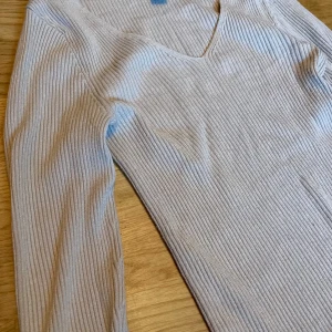 Långärmad tröja - En beige långärmad tröja. Perfekt basplagg som passar till mycket annat! Den är i perfekt skick!