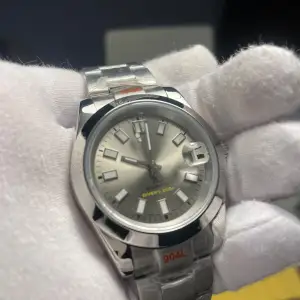 Seiko Mod Helt i 316L stål Safirglas med cyclop Glasbaksida Seiko Nh36 Urverk Glide-lock system 