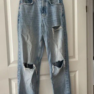 Jeans från gina tricot  - Tre stycken jeans, alla är från gina och i storlek 34. Några är lite mer använda än dom andra men skick 8/10  100 styck eller alla tre för 250kr