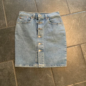 Levis jeanskjol  - Levis jeanskjol i perfekt skick med knappar längs med 