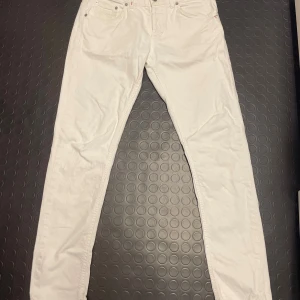 Vita dondup jeans - Vita dondups i storlek 34  passar nästan som en 32 säljer för dom inte har kommit till användning, i topp skick