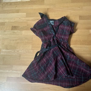 Klänning - Väldigt fin klänning som användes fåtal gånger. Köptes på Blue fox i Stockholm 