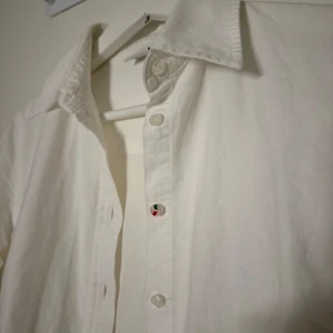 Vit skjorta - Vit skjorta från boomerang i bra skick