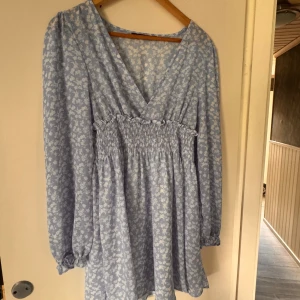 Blå klänning  - Säljer nu denna blåa klänning från Lager 157 då den inte kommer till användning 🫶🏻