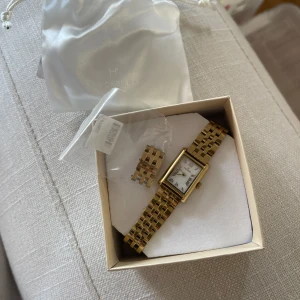 Mockberg klocka - Säljer min mockberg klocka, inköpt Juli 2023, fint skick. Självklart små repor över den som bli vid användning, men inga större defekter som syns tydligt. Den är varsamt använd och har kvar alla länkar då jag förminskat det. Kan sätta tillbaka!