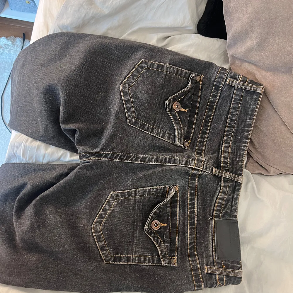 Så snygga bootcut jeans! De är ett skosnöre i midjan då de var lite stora på mig men man kan ta bort det eller ha kvar ifall man vill att de ska sitta tajtare! Skriv för fler bilder elr frågor ❤️ De är vintage köpta i Köpenhamn så går inte att få tag . Jeans & Byxor.