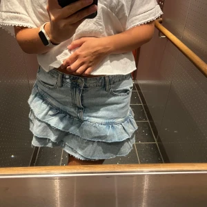 Jeans kjol Gina Tricot  - Super söt slutsåld och populär blå jeans kjol från Gina tricot. Storlek 40. Säljer då jag tycker den är lite förstor. Helt slutsåld och  använd max 5 gånger så i princip nyskick. 💕bara att skriva om du har några frågor. 