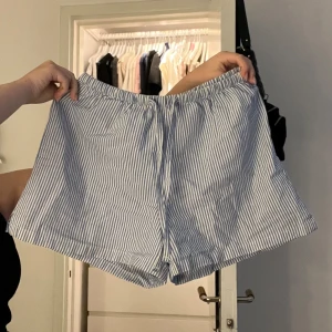 Fina shorts - Super fina shorts till sommaren! Tunna men inte genomskinliga 💗nästan oanvända i superfint skick! Bara de randiga kvar! 🤗