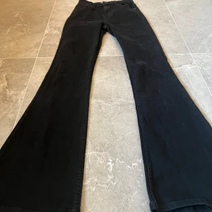 Svarta bootcut jeans💘 - Snygga svarta jeans💞Skriv vid intresse eller frågor💘Pris kan diskuteras💞