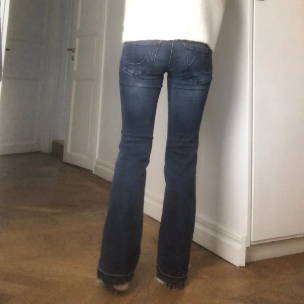 Jätte söta Jeans tror märket är NeXT men vet it. Formen är bootcut. Midjemåttet är ca 31 men väldigt stretchig. Innerbensmåttet är är ca 70cm. De är även uppsprättade längst ner går att sy upp om man skulle vilja det. Kom privat för fler frågor. Jeans & Byxor.