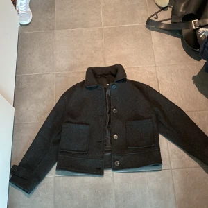 Svart kappa  - Säljer denna då jag inte använder den längre 🩷 den är knappast använd :) 