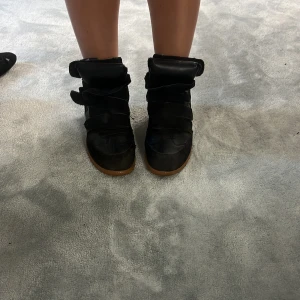 Isabel marant skor - Ett par snygga äkta isabel Marant klack sneakers❤️ säljer pga att de inte används och att dom är i ganska dåligt skick! Storlek 36-39 är inte säker men jag är strl 39 och dom passar bra!💝 skriv om ni har frågor!
