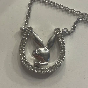Playboy halsband  - Helt nytt, inte använd. Köpte för 599 men har redan ett liknande så använder inte. Kom gärna med prisförslag 💞