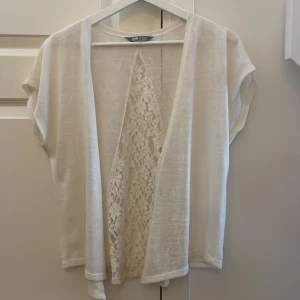 Kofta med spetsig rygg  - Lätt kofta med en spetsig rygg. Storlek 134/140. Men passar xs/s