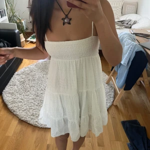 Vit klänning  - Jätte fin klänning från zara som endast är använd ett par gånger! Super till sommaren💕 pris går att diskutera.