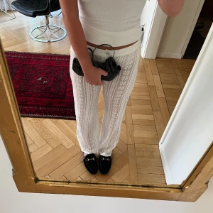 Spetsbyxor - Vita lågmidjade spetsbyxor. Oanvända med lapp kvar. 