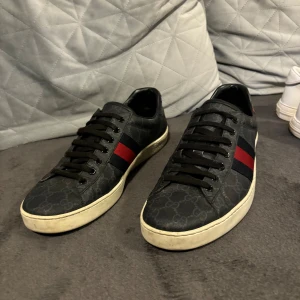 Gucci skor - Tja! Säljer nu dessa Gucci skor. Skorna är i väldigt bra skick och är i storlek 44. Har tyvärr inte kvar boxen men skorna är givetvis äkta. Vid frågor eller andra funderingar är det bara att skriva! Mvh Isak