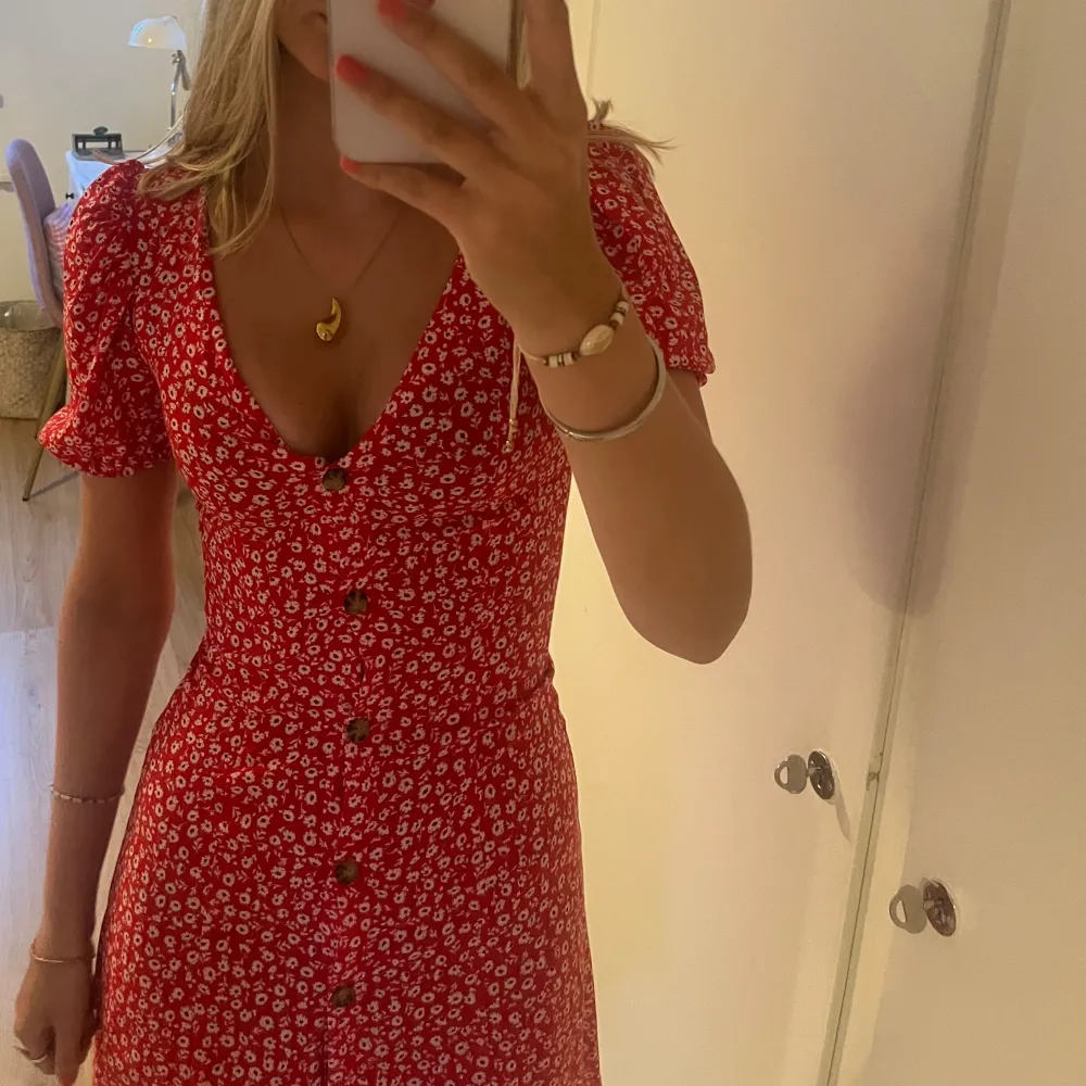 Supersöt klänning som passar perfekt nu på sommaren 😍 Använd en gång, säljer då den tyvärr är för liten för mig. Är i storlek 32 men skulle säga att den passar xs-s . Mekot.