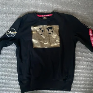 Alpha industries Tröja  - Storlek M, funkar även till de som har S  Väldigt bra kvalite på tröjan Tar även Swish