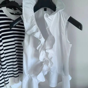 Ralph Lauren Blus - Ralph Lauren blus. Mycket bra skick. Storlek 8/36 i EU storlek. Perfekt sydd. Flounce blus. Vit färg 100% bomull. 