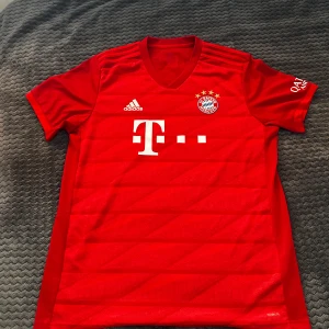 Bayern Tröja - Bayern tröja från 2019/2020. Bra kvalitet köpt begagnat men nästan aldrig använt då den är för stor för mig . Tänker mig 400