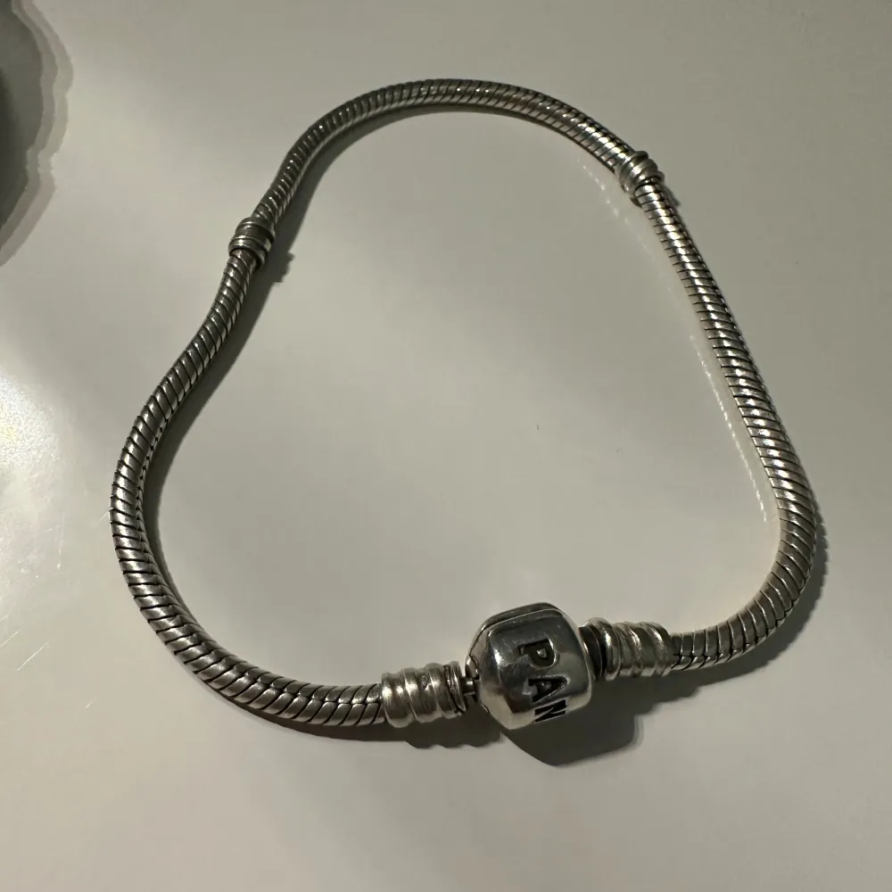 Säljer detta fina Pandora armband, då det var för stort för mig. . Accessoarer.