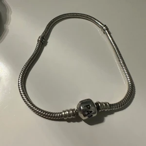 Pandora armband  - Säljer detta fina Pandora armband, då det var för stort för mig. 
