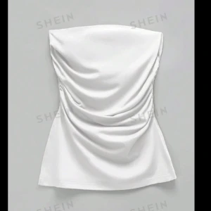 Vit topp - Vit topp med en slits, sitter fint på överkroppen!