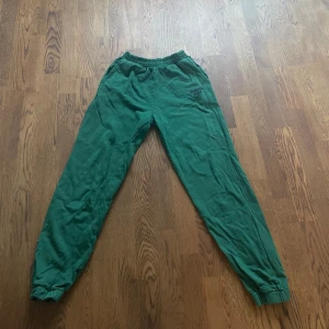Gröna mjukisbyxor - Gröna mjukisbyxor med text detalj på framsidan knappt använda i storlek S