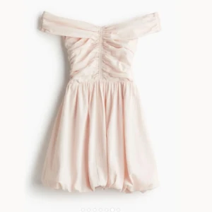 Sommar klänning  - Super fin ljusrosa klänning från h&m. Aldrig använd! Prislapp kvar💓