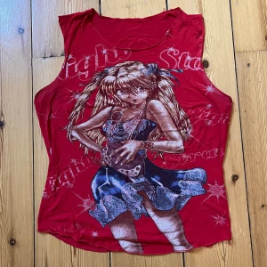 Anime topp - Unik röd topp med glittrigt anime-tryck. Ingen storlek men gissar på L och större (super-stretchig! mkt smickrande fit.  välanvänd! Trycket e lite faded o några sömmar har gått upp på sidan (bild 3). Men supersnygg ändå ❤️‍🔥. Inga bilder på!