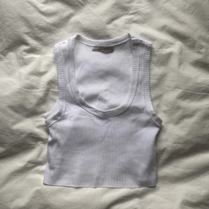 Vitt urringat linne🫶 - Jätte snyggt vitt linne med breda axelband från Pull&Bear i storlek S 🫶skriv gärna till mig om ni har frågor eller är intresserade!💗