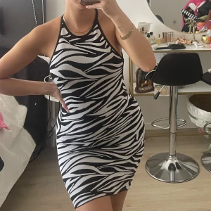 Klänning - Klänning frn Bershka i zebra mönster. Använd 1 gång 