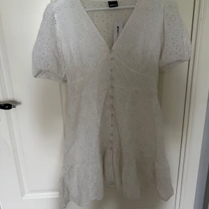 Vit ny klänning  - Säljer den slutsålda ginatricot klänningen i storlek M. Endast testad med lapparna kvar. Kommer i befintligt skick. Passar även mindre och större storlekar då den är väldigt stretchig. 