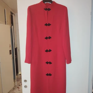 Röd klänning  - Vacker röd klänning från Zara. Köpt ny och oanvänd.