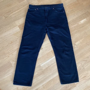 Svarta levisjeans  - Ett par svarta 521 levisjeans i väldigt bra skick. Medellåg midja, köpta secondhand. 