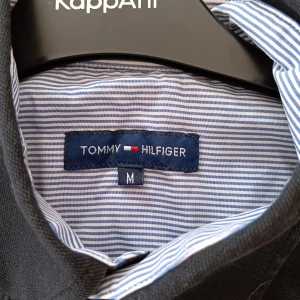 Tommy Hilfiger - Tommy Hilfiger skjorta som är Sparsamt använd. Inga fläckar eller skador (ursäkta dålig upplösning på bilderna) Nypris 995 Jag begär 150kr