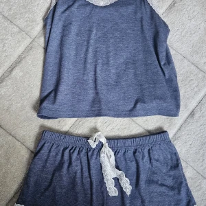 Pyjamas sätt - Typ: Pyjamas tröja och pyjamas shorts  Storlek: M  Skick: Helt nya  Skickas via post!😁