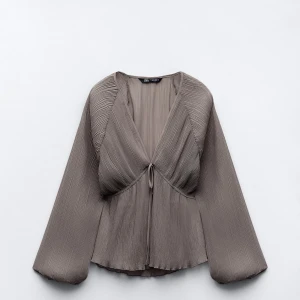 Zara blus  - Lägger ut igen då säljaren var oseriös. Säljer min jättefina omtyckta blus ifrån zara som inte går att få tag på längre i strorlek XS men kan även passa S!! Aldrig använd, med prislapp kvar. Tryck inte på köp nu!!💕