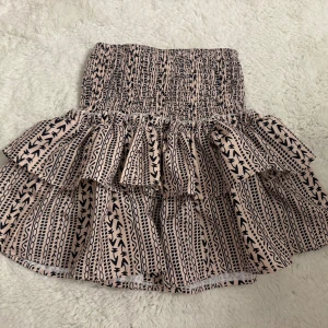 Volangkjol - Superfin volangkjol Okänt märke Finns ingen storlek men skulle tro att den passar XS bäst  Aldrig använd