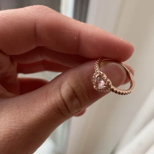 Rosa pandora ring  - Har aldrig kommit till användning, precis som ny! Säljer för 1000kr och nypris är 1200. 💓Den är strl. 48 och tror det är den minsta storleken. 
