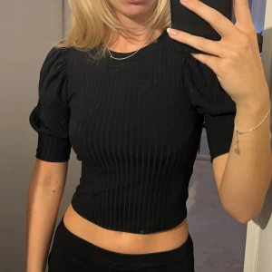 Svart topp - Svart topp från zara  Storlek 36