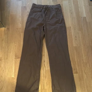 Bruna jeans  - Säljer mina jeans från Bik Bok då de inte passar längre, använda 1gång.