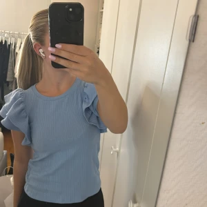 Zara tröja  - Detta är en blå tröja ifrån zara i storlek s, endast använd 3 gånger 💞