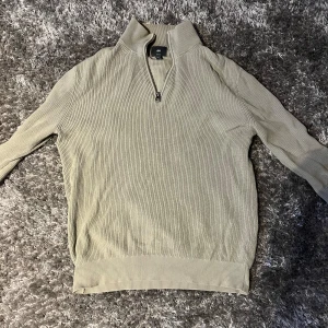 Zip up tröja  - Storlek S i bra skick använd några gånger